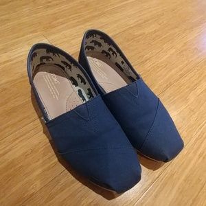 Tom's Navy blue slip on
